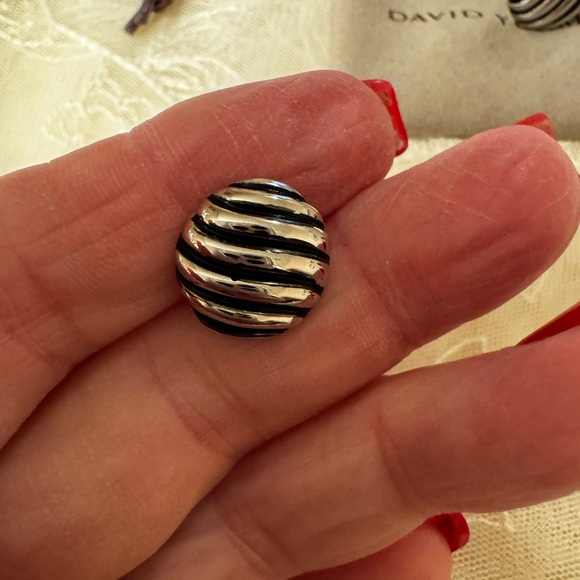 David Yurman Classic sculpted Stud earrings - Picture 9 of 12